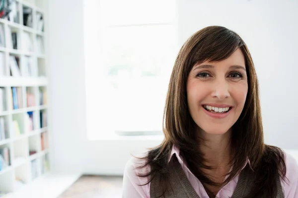 Mujer sonriendo a la cámara — Foto de Stock