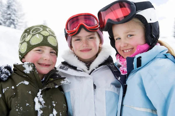Grupo de crianças na neve — Fotografia de Stock