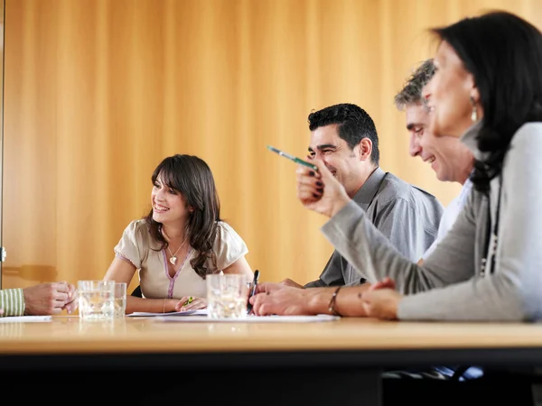 Joven Empresaria Sala Reuniones Con Colegas — Foto de Stock