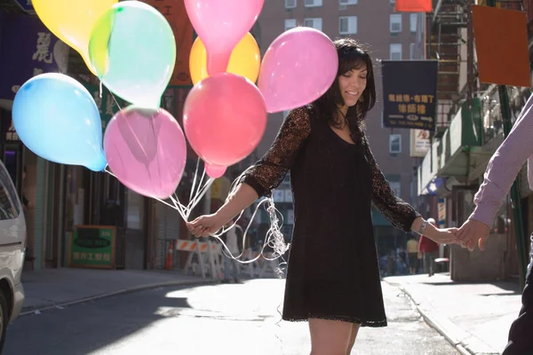 Mujer sosteniendo globos —  Fotos de Stock
