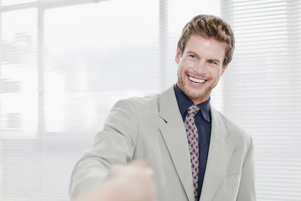 İş adamı ofiste gülümsüyor — Stok fotoğraf
