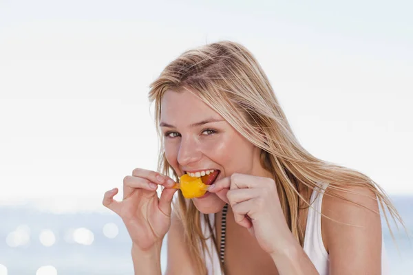 Mulher comendo picolé na praia — Fotografia de Stock