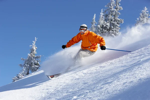 Man skiën helling af — Stockfoto