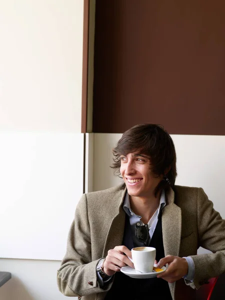Teenager-Männchen mit Kaffeetasse — Stockfoto