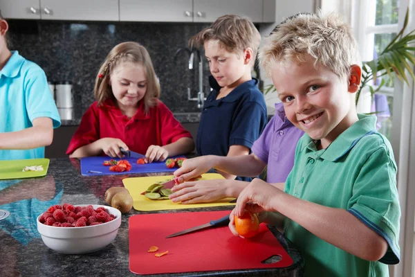 Дети готовят еду — стоковое фото
