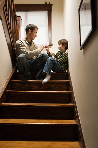 Pai e filho jogando jogo — Fotografia de Stock