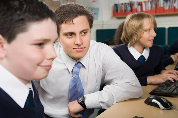 Leraar en leerlingen in klas van de computer — Stockfoto