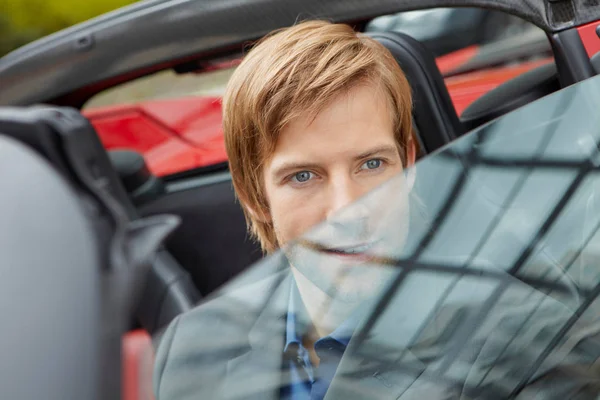 Mann sitzt in Elektro-Sportwagen — Stockfoto