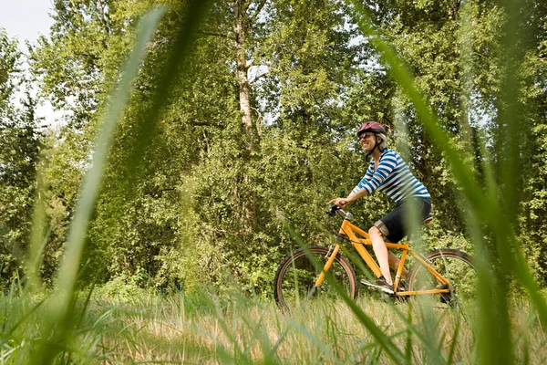 Kobieta, jazda na rowerze i szukasz drogi — Zdjęcie stockowe