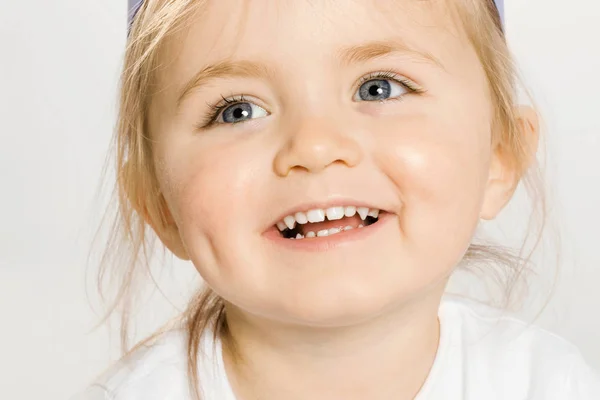 Close up van peuter meisje glimlachend — Stockfoto
