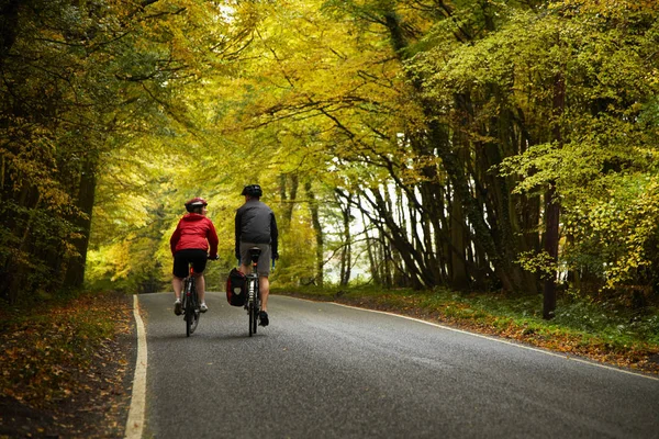 Par cykla ner landsväg — Stockfoto