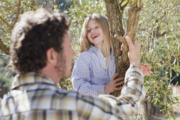 Pai e filha trepando árvore — Fotografia de Stock