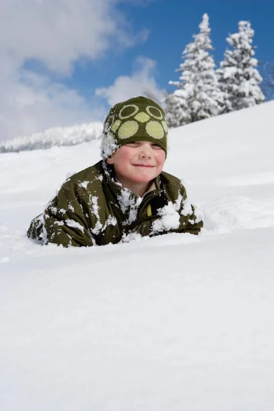 Retrato de niño en la nieve —  Fotos de Stock