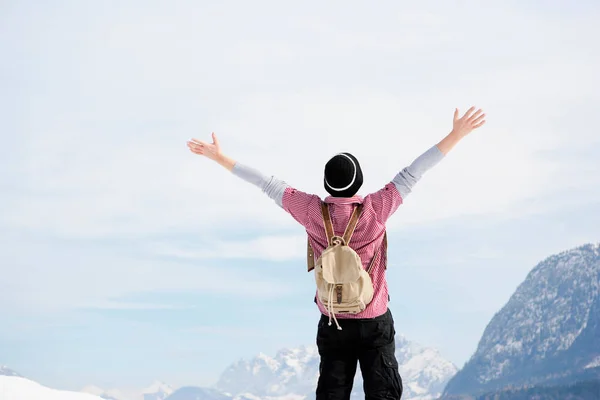 Hombre abrazando el cielo — Foto de Stock