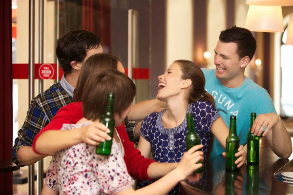 Amigos no bar, close-up — Fotografia de Stock