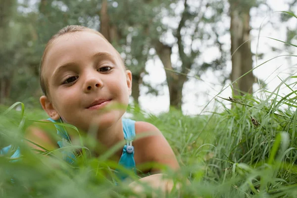 Ragazza sdraiata in campo — Foto Stock