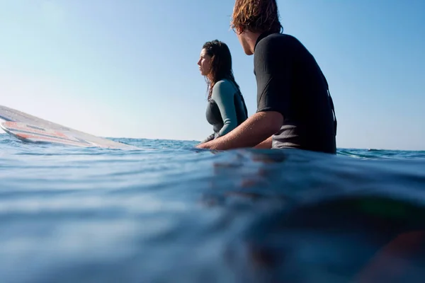 Couple assis sur des planches de surf — Photo