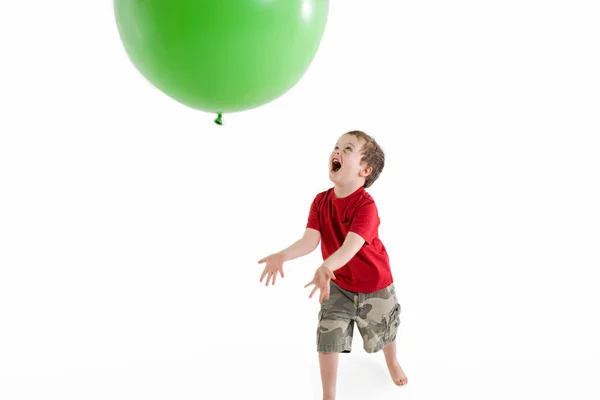Chico corriendo tras globo —  Fotos de Stock