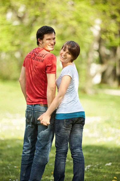 Молода романтична пара в парку — стокове фото