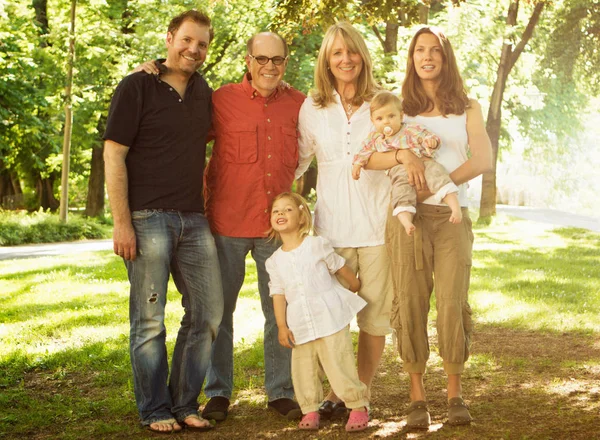 Famille debout ensemble à l'extérieur — Photo