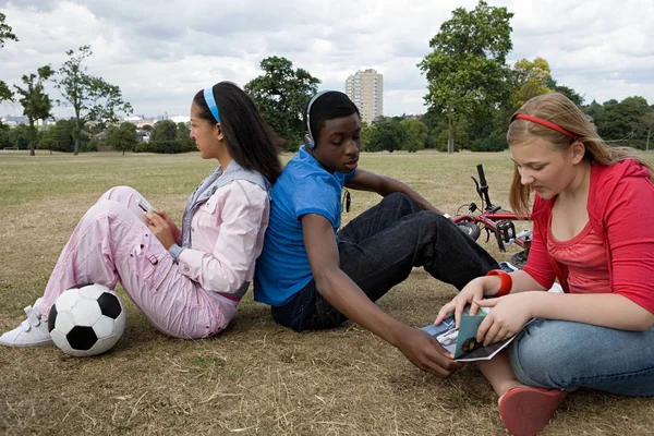 Teenagers in the park — Stock Photo, Image