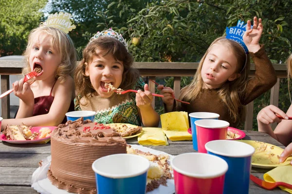 Meninas comendo bolo de aniversário — Fotografia de Stock