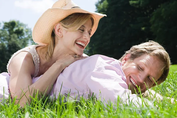 Pareja acostada en el campo — Foto de Stock