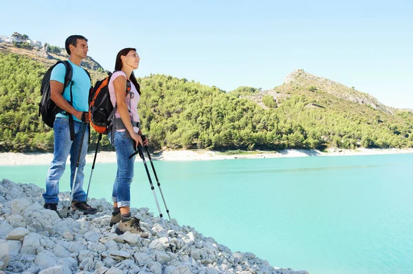 Coppia di escursionisti in piedi sulla riva — Foto Stock