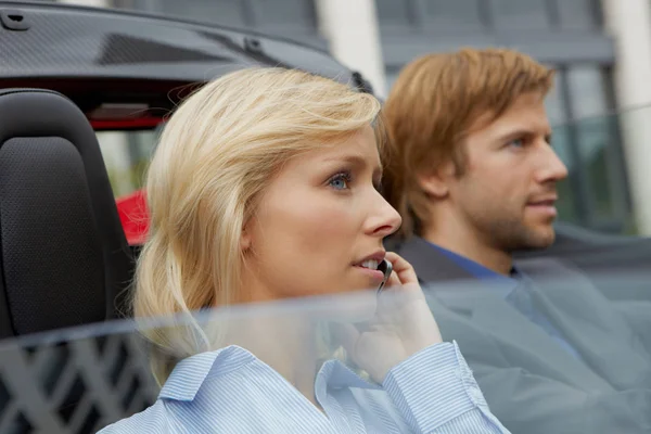 Pareja en un coche deportivo eléctrico — Foto de Stock