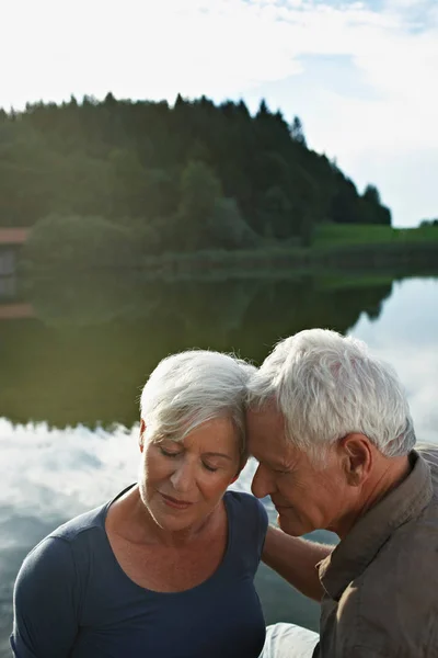 Seniorenpaar liegt Kopf aneinander — Stockfoto