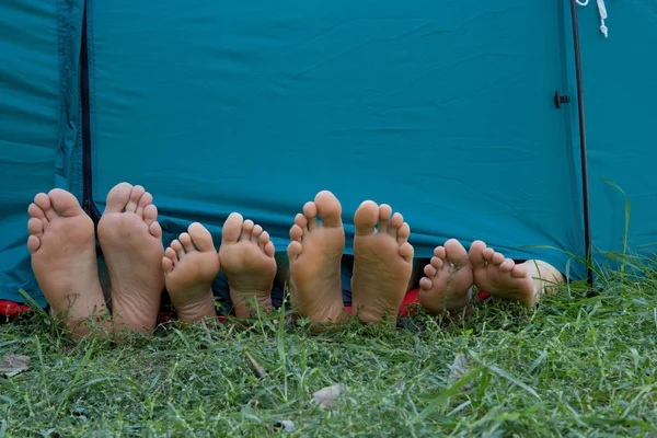 Ноги торчат из палатки — стоковое фото