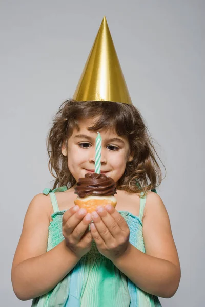 Menina com cupcake aniversário — Fotografia de Stock