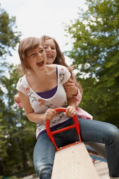 Dos chicas divirtiéndose juntas en un parque — Foto de Stock