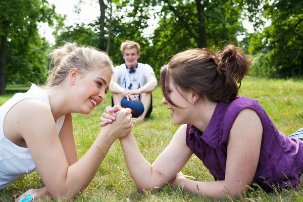 Tonårsflickor armbrytning — Stockfoto