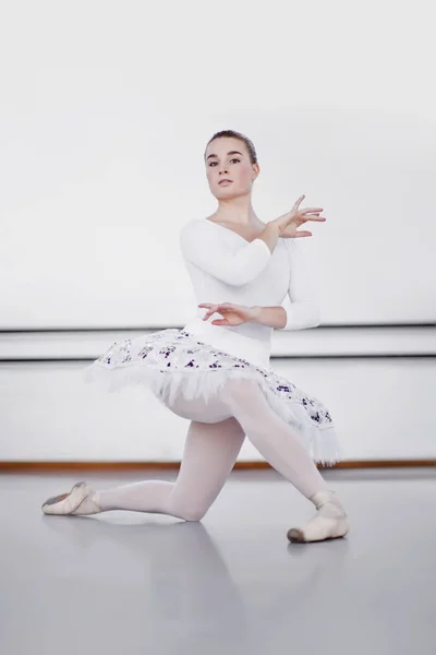 Bailarina de ballet posando en estudio — Foto de Stock