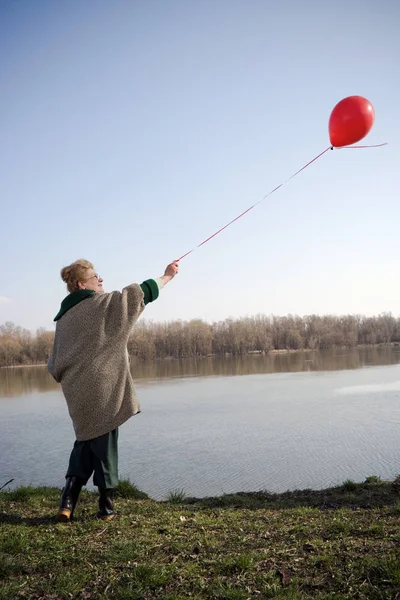 Donna anziana per fiume — Foto Stock