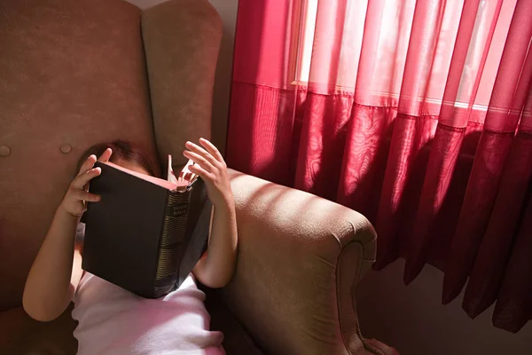 Dziewczyna czytanie Biblii — Zdjęcie stockowe
