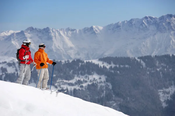 Due sciatori maschi sul pendio — Foto Stock