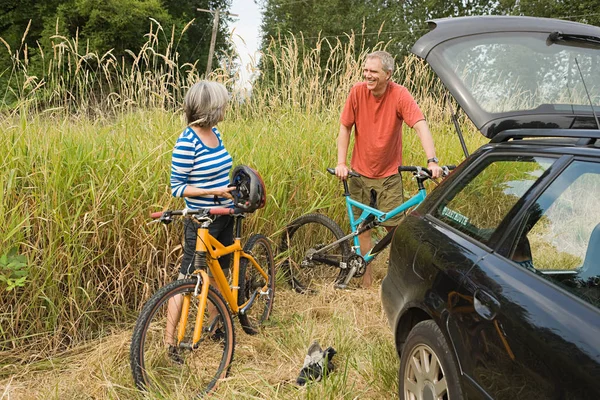 Par med bil och cyklar — Stockfoto