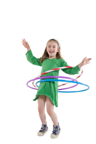 Chica jugando con aro de plástico — Foto de Stock