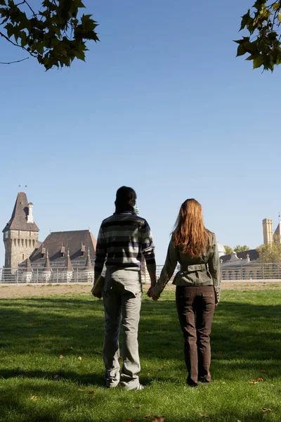 Pari pitää toisiaan kädestä puistossa — kuvapankkivalokuva