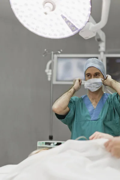 Cirurgião se preparando na sala de cirurgia — Fotografia de Stock