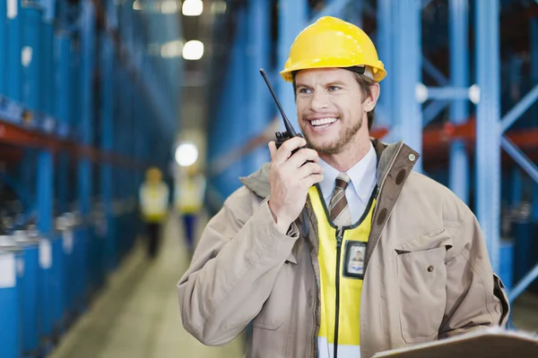 Trabalhador usando walkie talkie — Fotografia de Stock