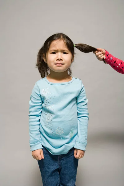 Mädchen mit gezerrten Haaren — Stockfoto