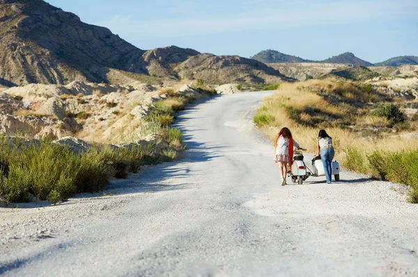 Women pushing motorbike and sidecar — Stock Photo, Image