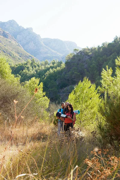 Dos parejas de senderismo caminando con mapa — Foto de Stock