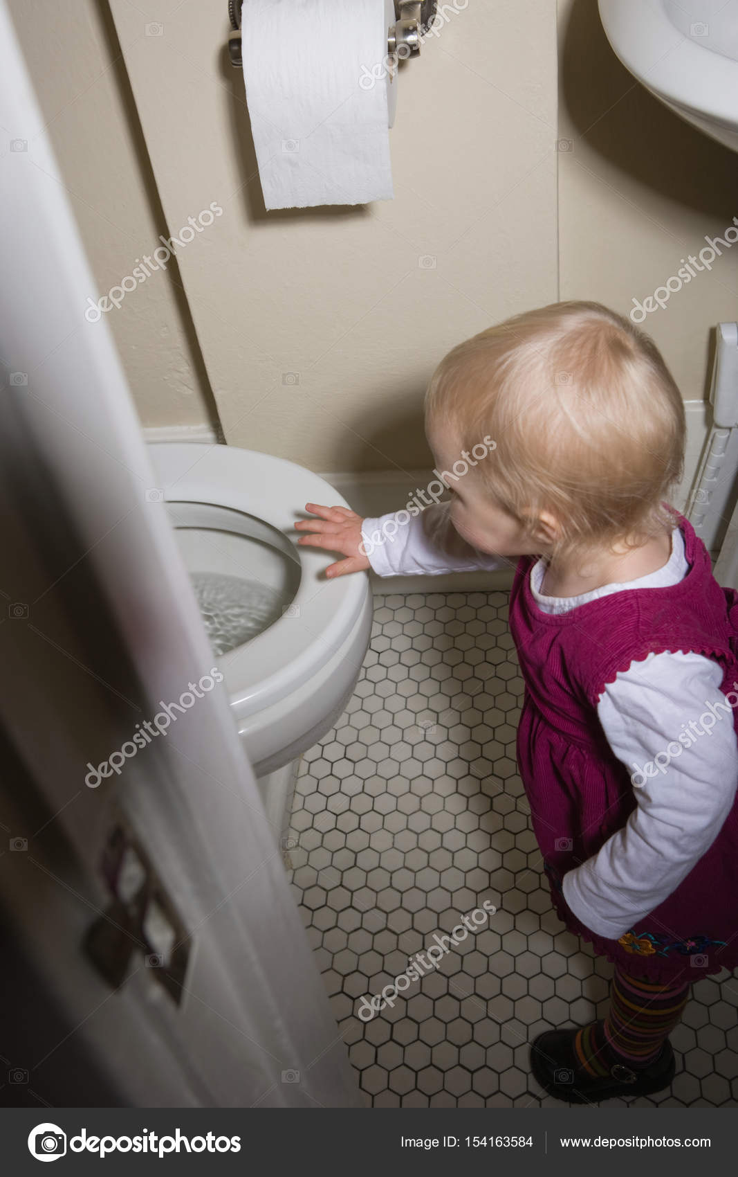 Ребенок на унитазе. Ребенок на унитазе. Дети в туалетах девочки. Маленькая на унитазе. Ребенок на унитазе.