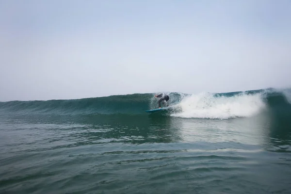 Ember szörfözés ocean wave — Stock Fotó