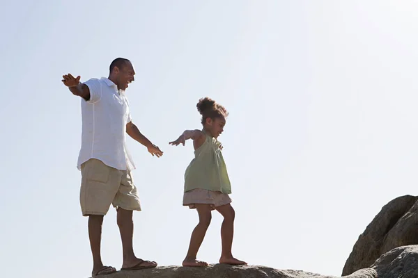 Vater und Tochter gehen auf Felsen — Stockfoto