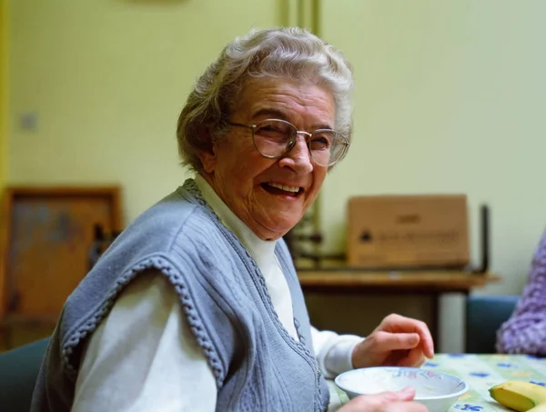 Seniorin Lächelt Beim Abendessen — Stockfoto